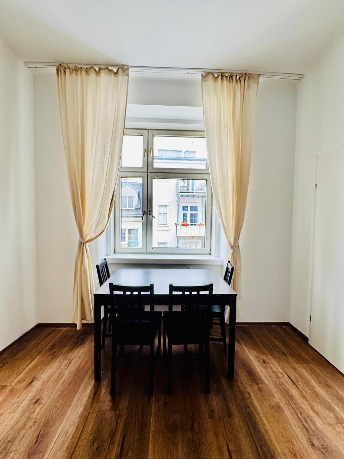 Stylih & Spacious Close To Augarten Park Appartement