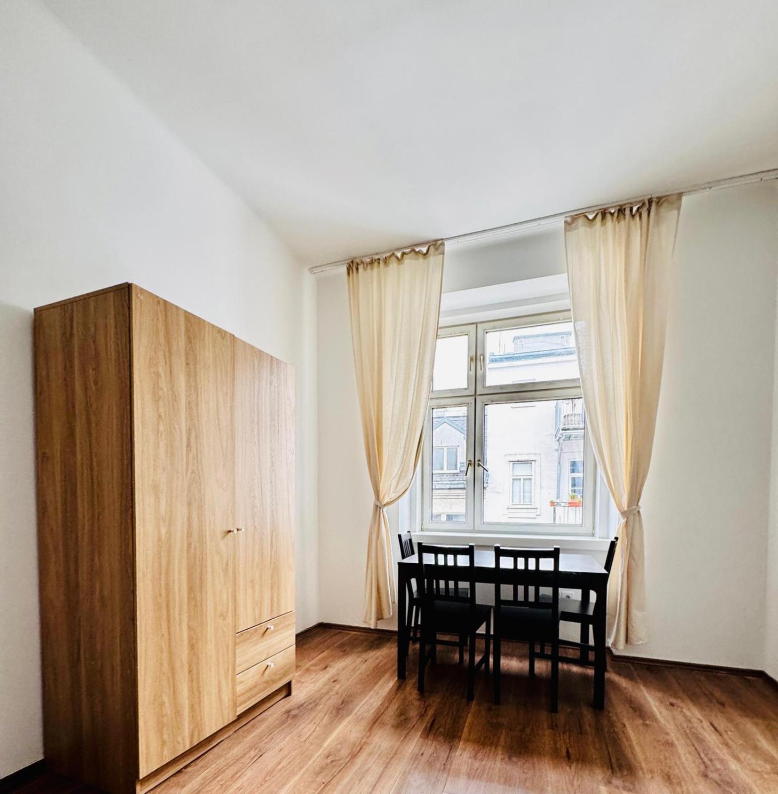 Stylih & Spacious Close To Augarten Park Appartement