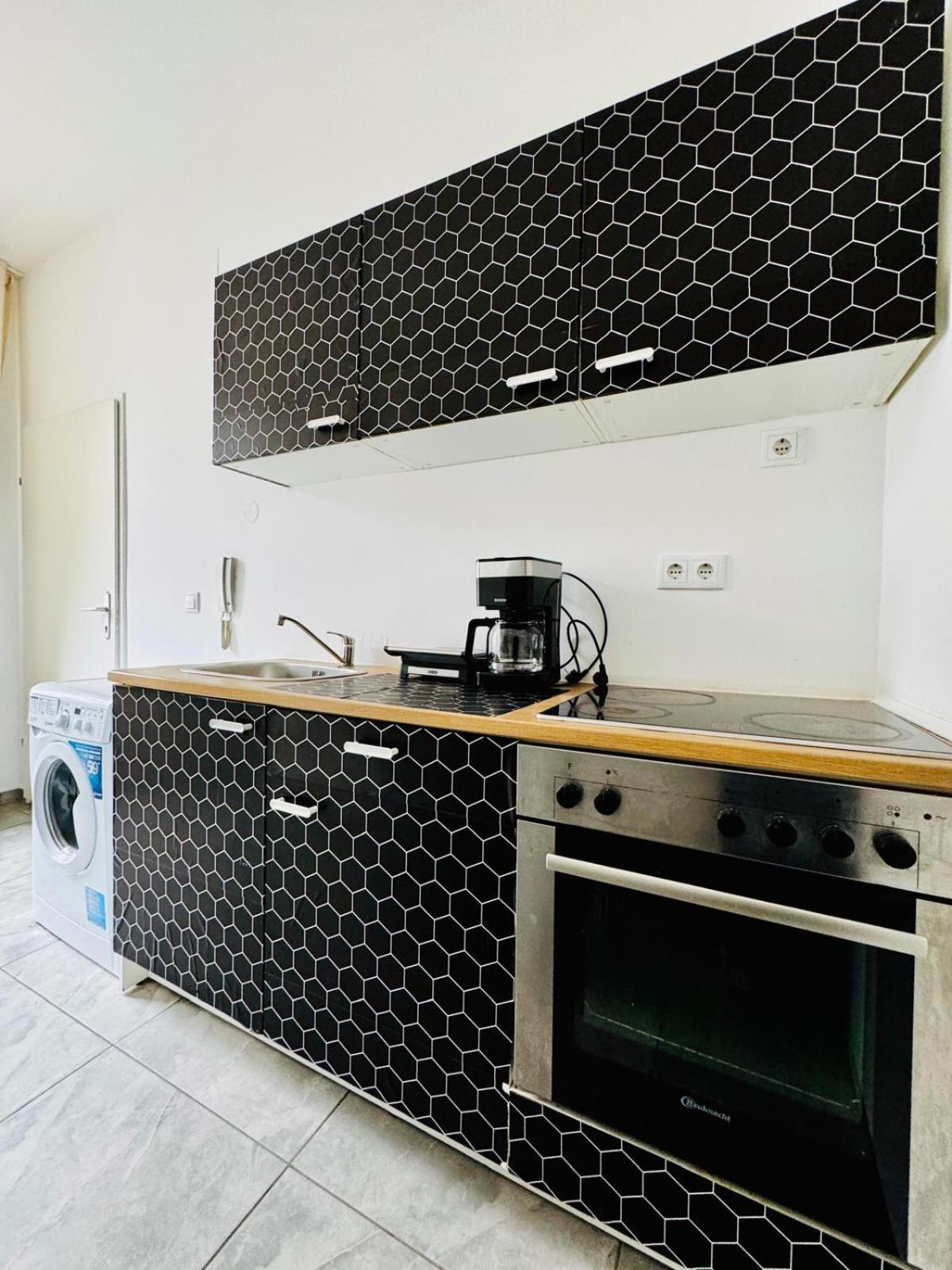 Stylih & Spacious Close To Augarten Park Appartement Wenen