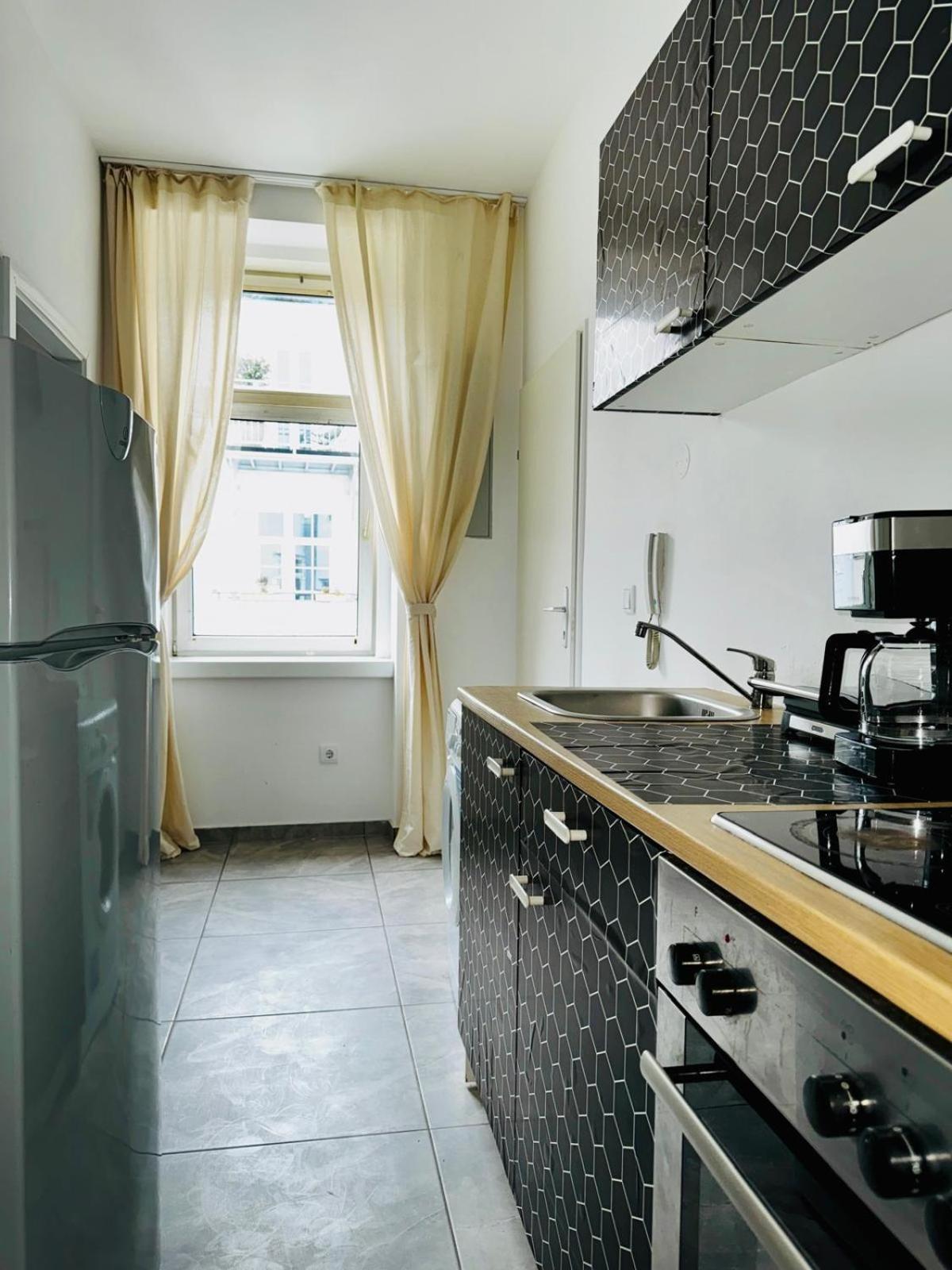 Stylih & Spacious Close To Augarten Park Appartement